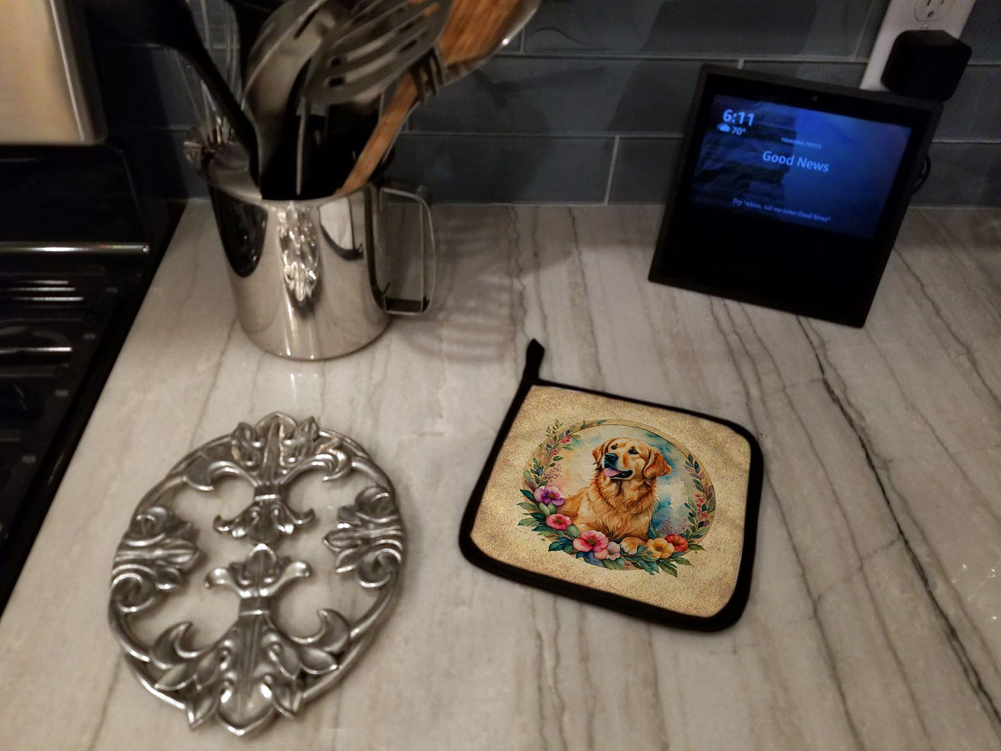Golden Retriever and Flowers Pair of Pot Holders Kitchen Heat Resistant Pot Holders Sets Oven Hot Pads for Cooking Baking BBQ, 7 1/2 x 7 1/2