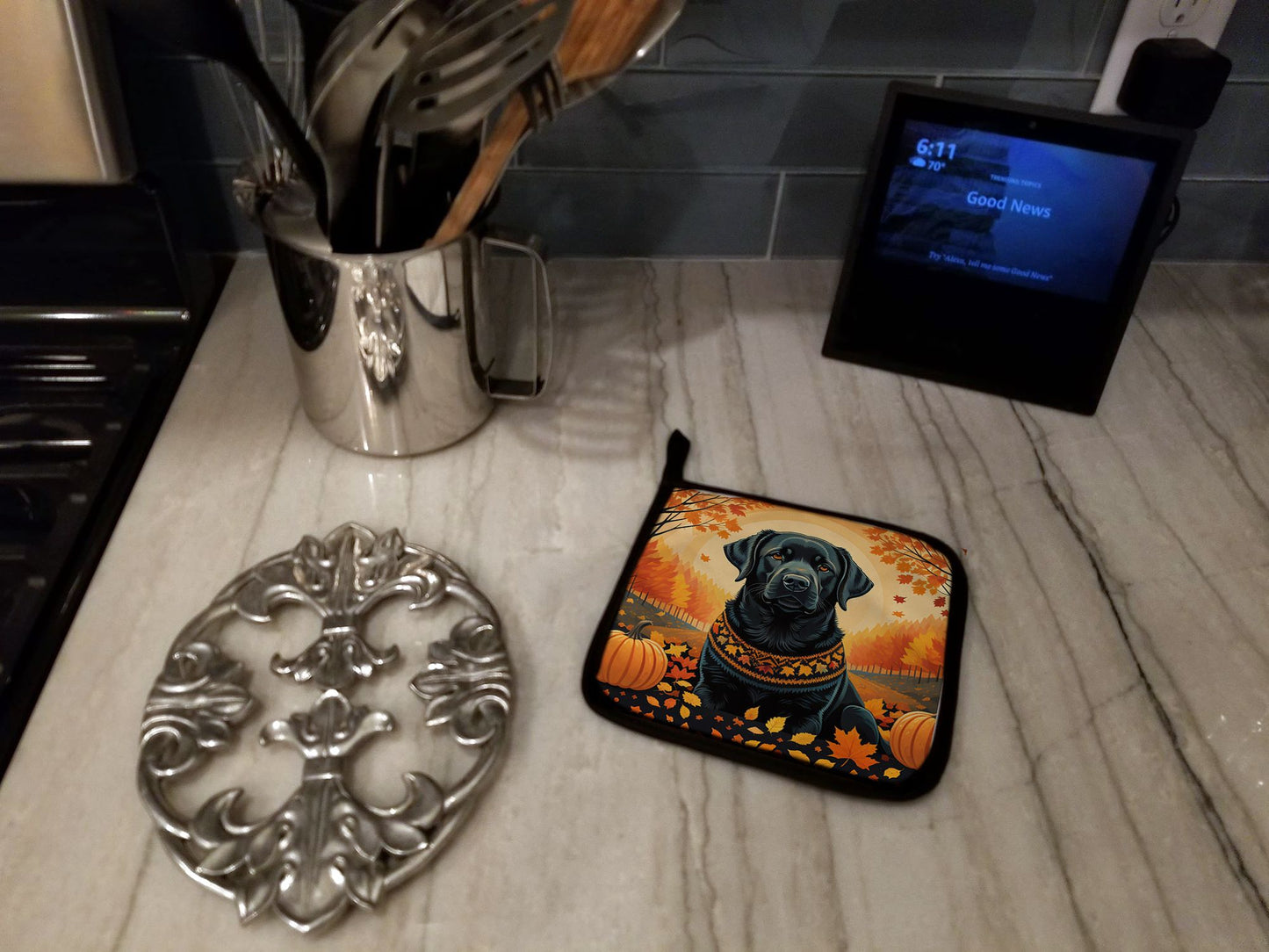 Black Labrador Retriever Fall Pair of Pot Holders Kitchen Heat Resistant Pot Holders Sets Oven Hot Pads for Cooking Baking BBQ, 7 1/2 x 7 1/2