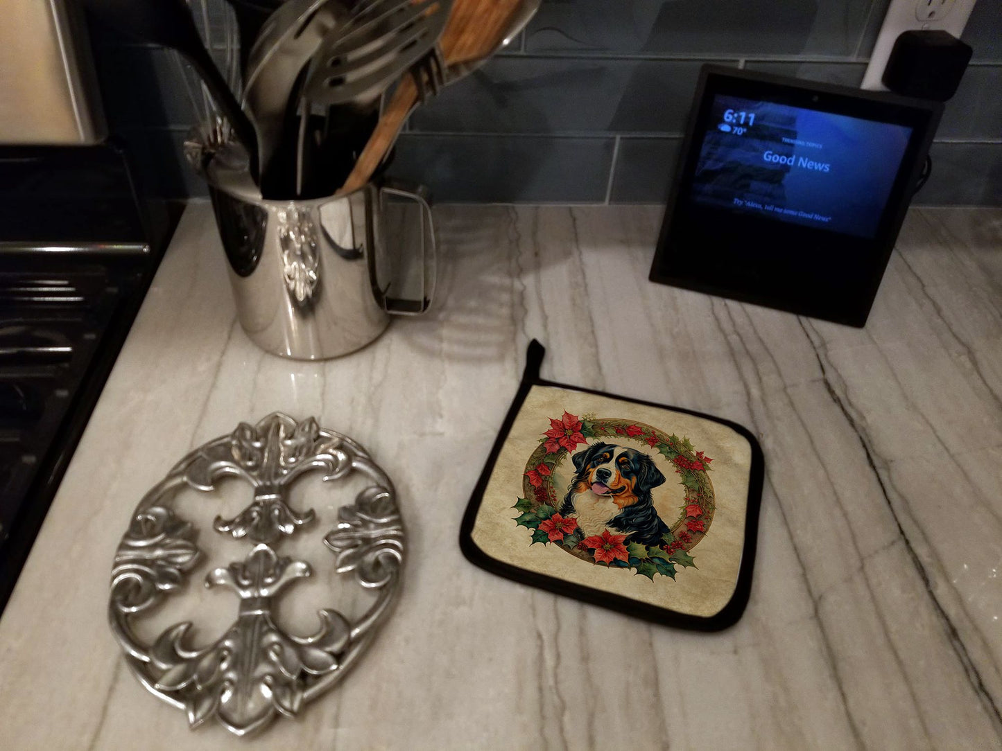 Bernese Mountain Dog Christmas Flowers Pair of Pot Holders Kitchen Heat Resistant Pot Holders Sets Oven Hot Pads for Cooking Baking BBQ, 7 1/2 x 7 1/2