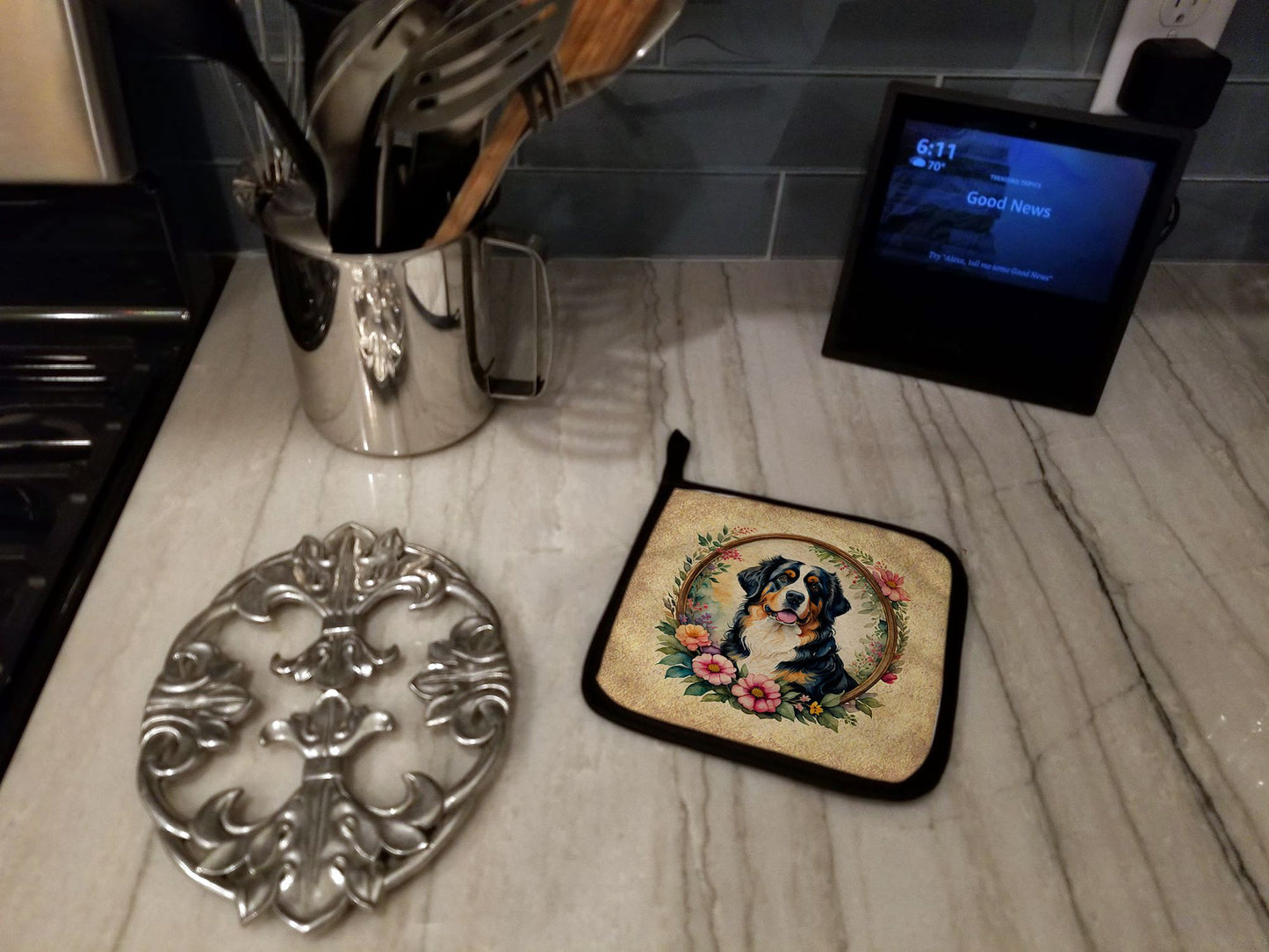 Bernese Mountain Dog and Flowers Pair of Pot Holders Kitchen Heat Resistant Pot Holders Sets Oven Hot Pads for Cooking Baking BBQ, 7 1/2 x 7 1/2