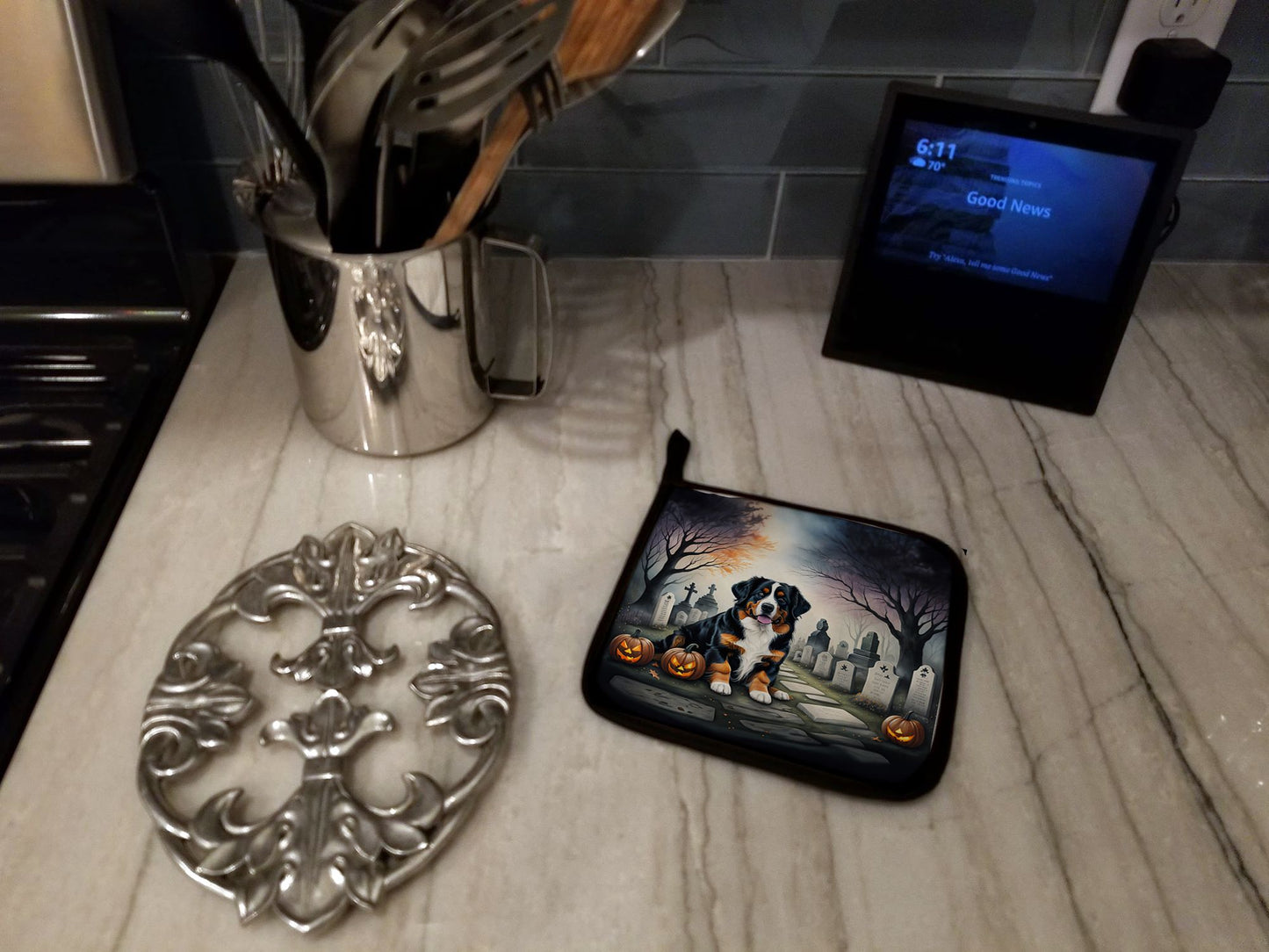 Bernese Mountain Dog Spooky Halloween Pair of Pot Holders Kitchen Heat Resistant Pot Holders Sets Oven Hot Pads for Cooking Baking BBQ, 7 1/2 x 7 1/2
