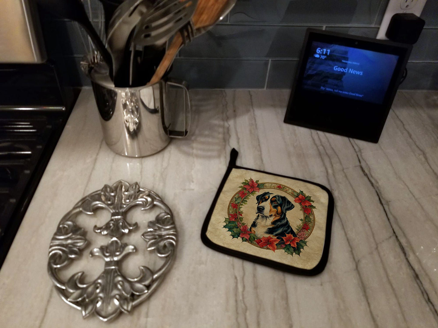 Greater Swiss Mountain Dog Christmas Flowers Pair of Pot Holders Kitchen Heat Resistant Pot Holders Sets Oven Hot Pads for Cooking Baking BBQ, 7 1/2 x 7 1/2