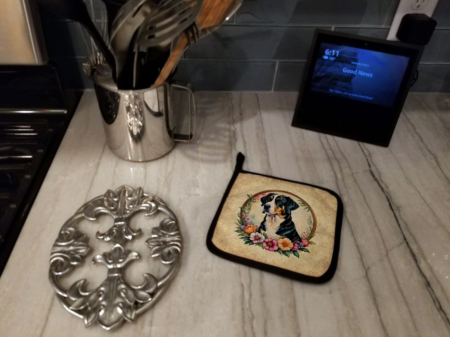 Greater Swiss Mountain Dog and Flowers Pair of Pot Holders Kitchen Heat Resistant Pot Holders Sets Oven Hot Pads for Cooking Baking BBQ, 7 1/2 x 7 1/2