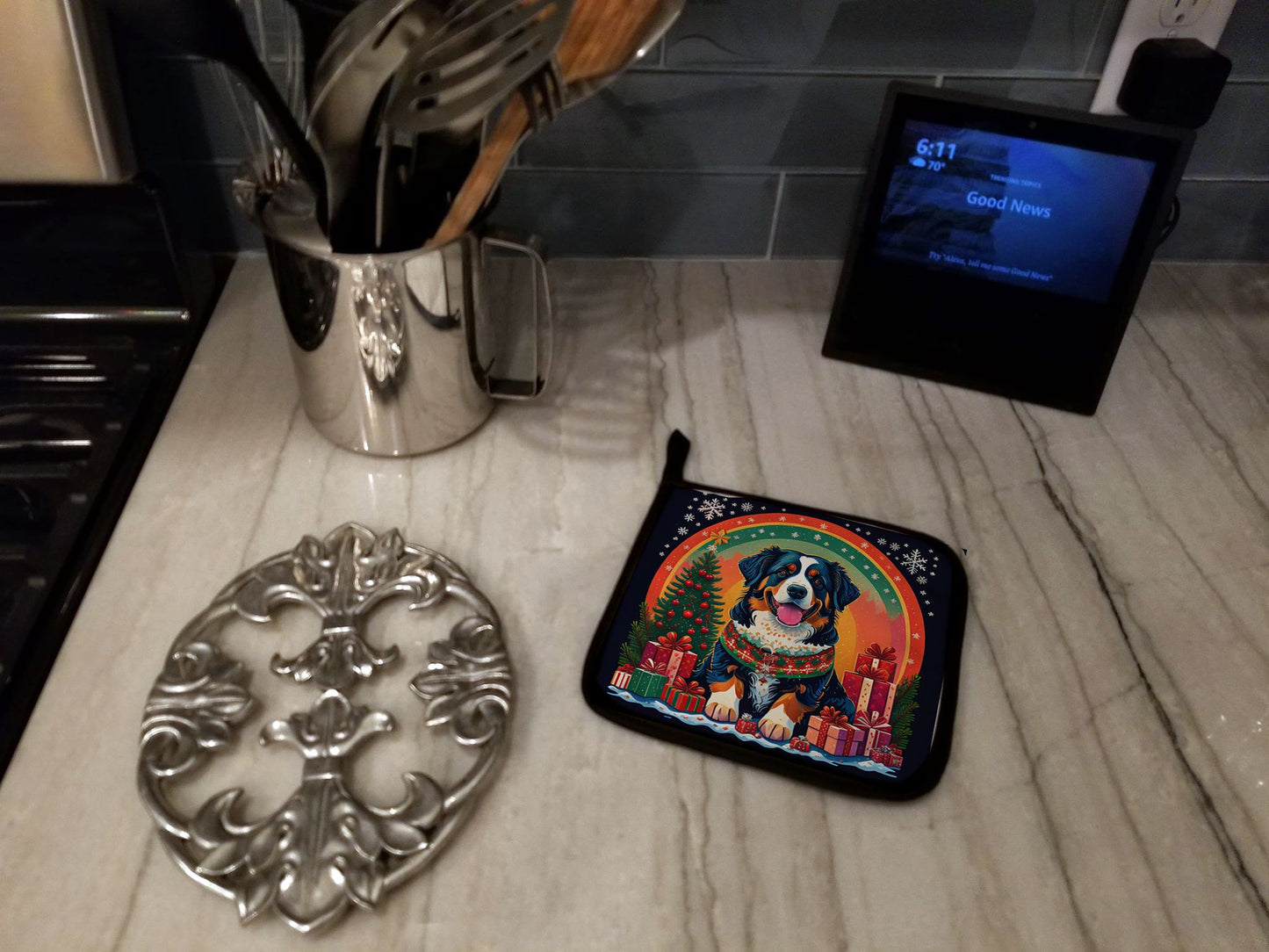 Bernese Mountain Dog Christmas Pair of Pot Holders Kitchen Heat Resistant Pot Holders Sets Oven Hot Pads for Cooking Baking BBQ, 7 1/2 x 7 1/2