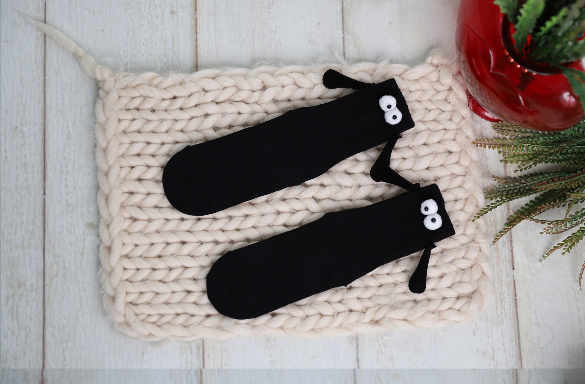 Magnetic Holding Hands Socks with Cartoon Eyes Couples Socks for Valentines Day 1 Pair