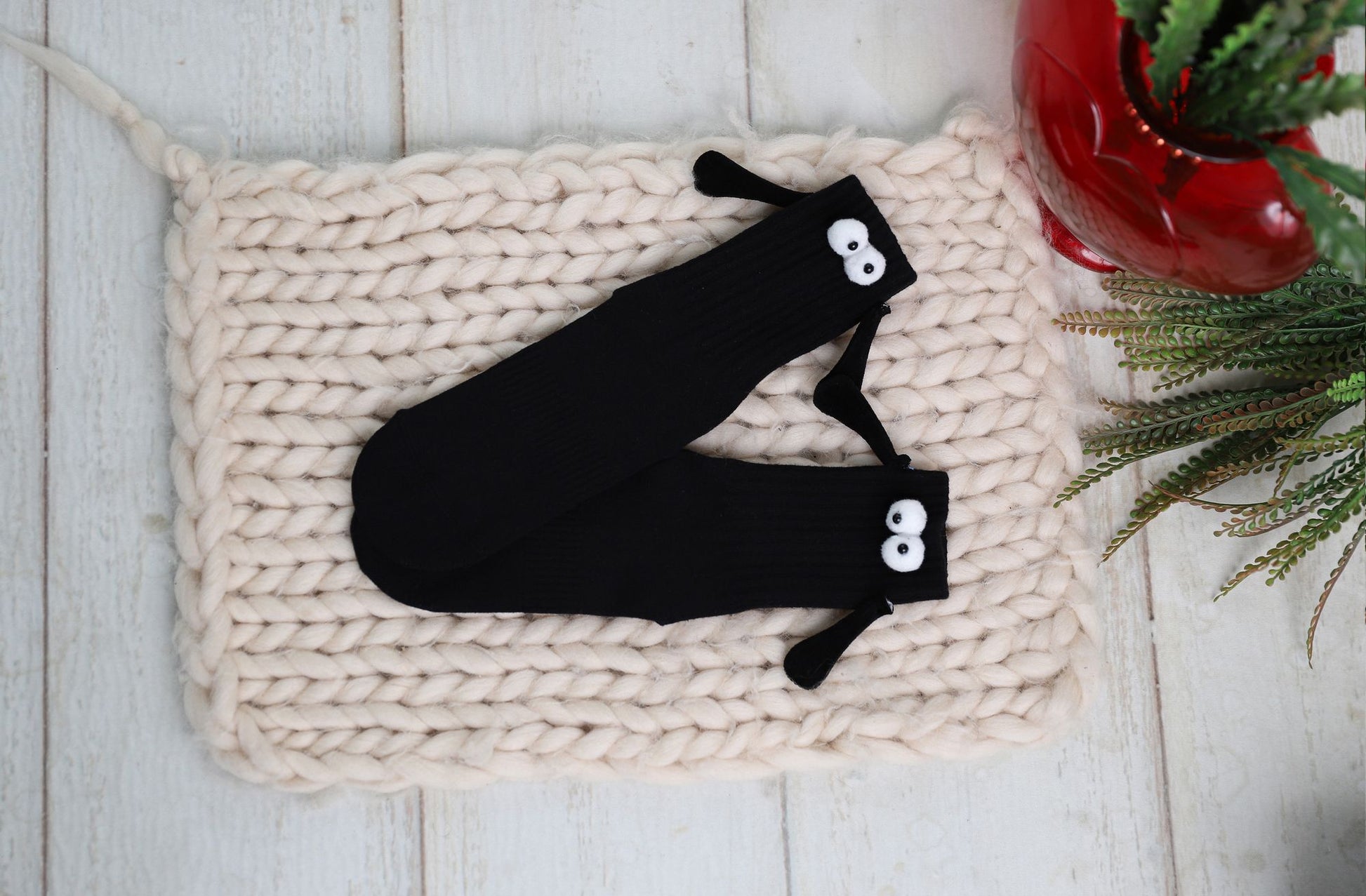 Magnetic Holding Hands Socks with Cartoon Eyes Couples Socks for Valentines Day 1 Pair