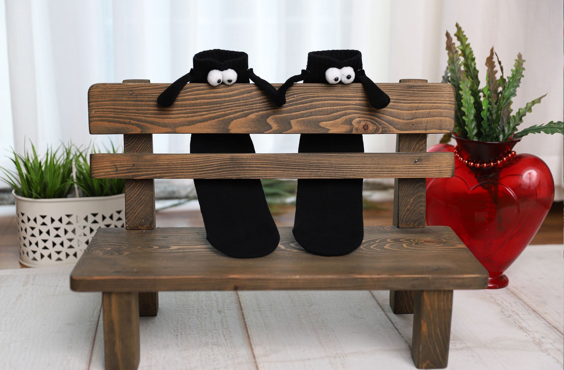 Magnetic Holding Hands Socks with Cartoon Eyes Couples Socks for Valentines Day 1 Pair