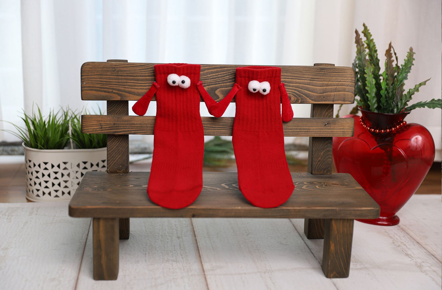 Magnetic Holding Hands Socks with Cartoon Eyes Couples Socks for Valentines Day 1 Pair