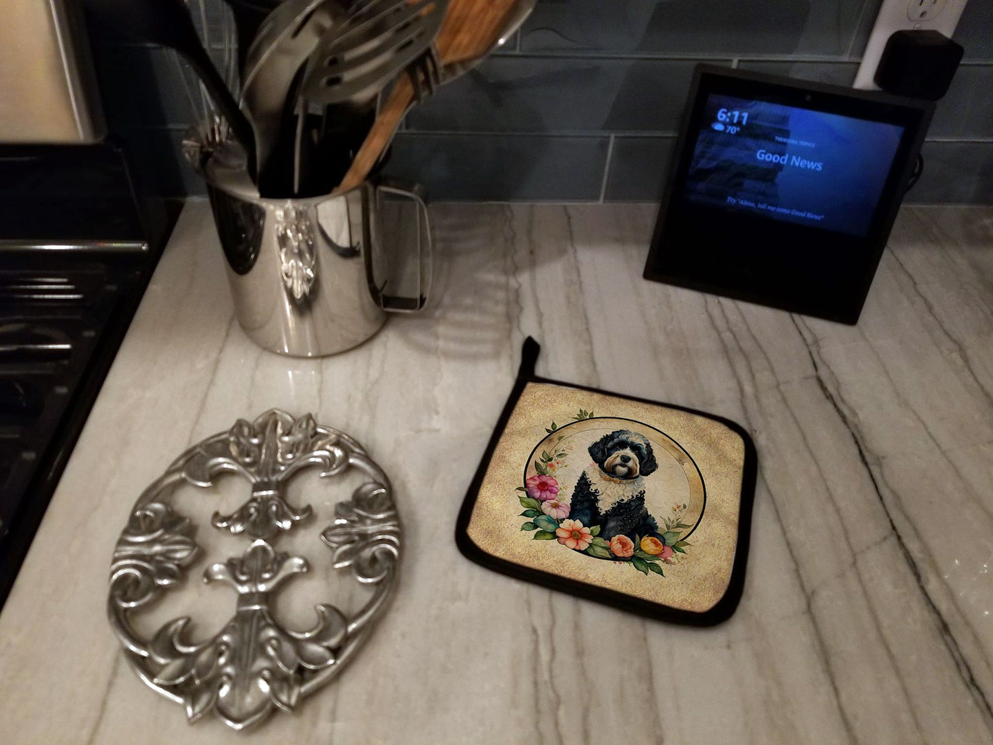 Portuguese Water Dog and Flowers Pair of Pot Holders Kitchen Heat Resistant Pot Holders Sets Oven Hot Pads for Cooking Baking BBQ, 7 1/2 x 7 1/2