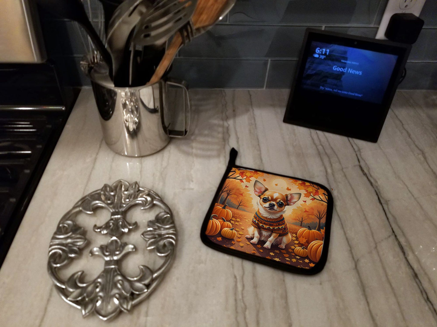 Chihuahua Fall Pair of Pot Holders Kitchen Heat Resistant Pot Holders Sets Oven Hot Pads for Cooking Baking BBQ, 7 1/2 x 7 1/2