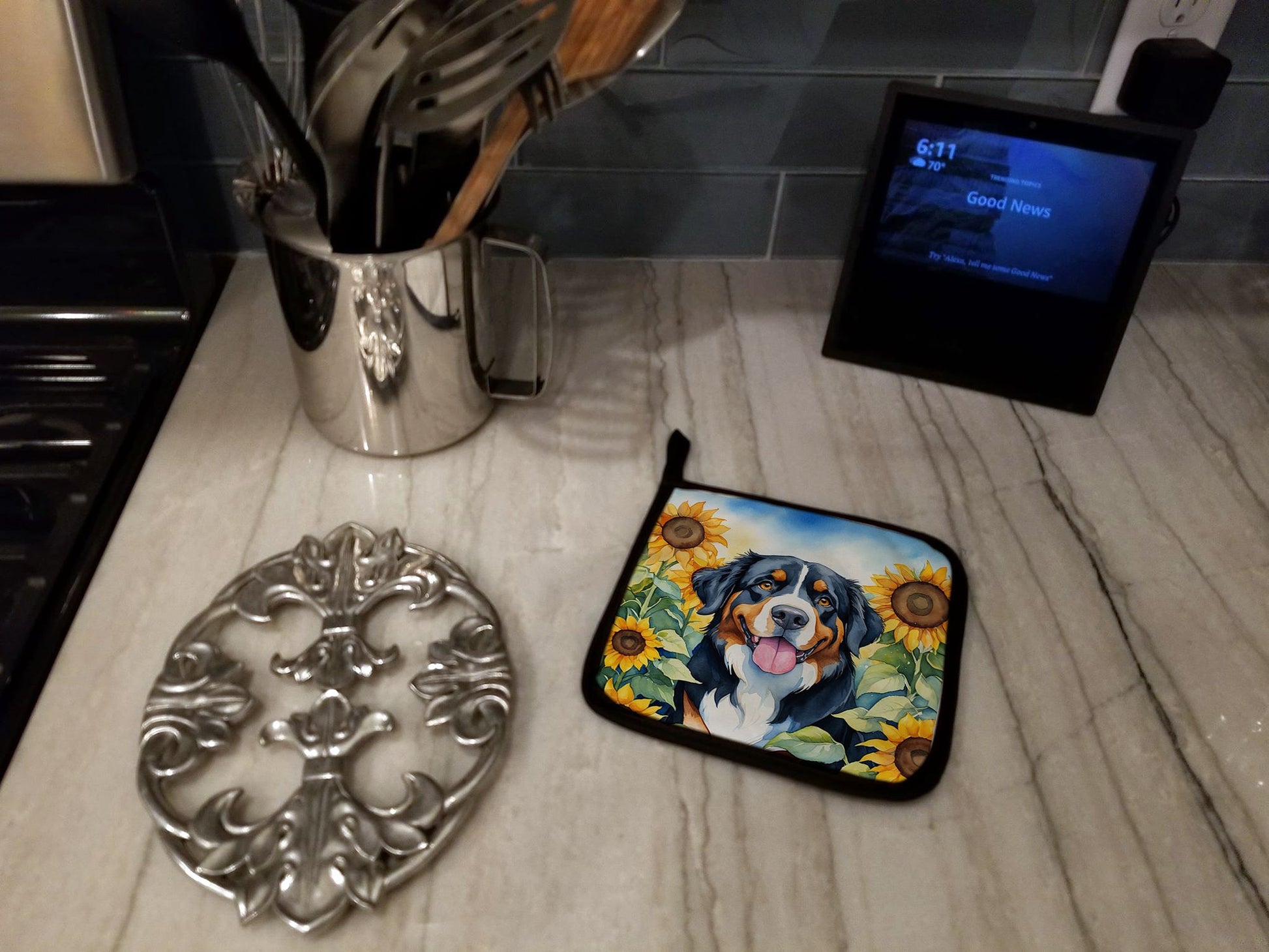 Bernese Mountain Dog in Sunflowers Pair of Pot Holders Kitchen Heat Resistant Pot Holders Sets Oven Hot Pads for Cooking Baking BBQ, 7 1/2 x 7 1/2