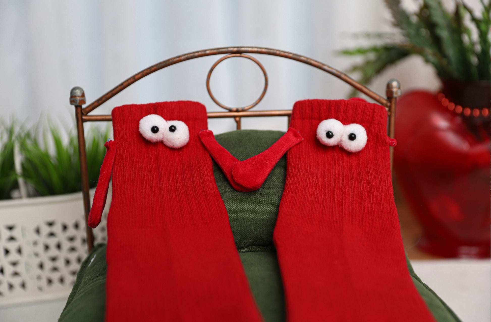 Magnetic Holding Hands Socks with Cartoon Eyes Couples Socks for Valentines Day 1 Pair