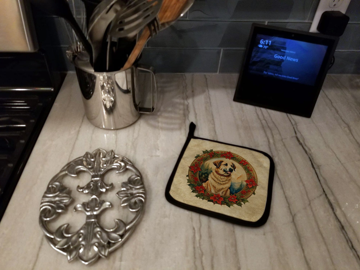 Anatolian Shepherd Dog Christmas Flowers Pair of Pot Holders Kitchen Heat Resistant Pot Holders Sets Oven Hot Pads for Cooking Baking BBQ, 7 1/2 x 7 1/2