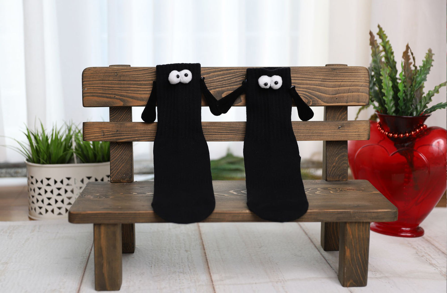Magnetic Holding Hands Socks with Cartoon Eyes Couples Socks for Valentines Day 1 Pair