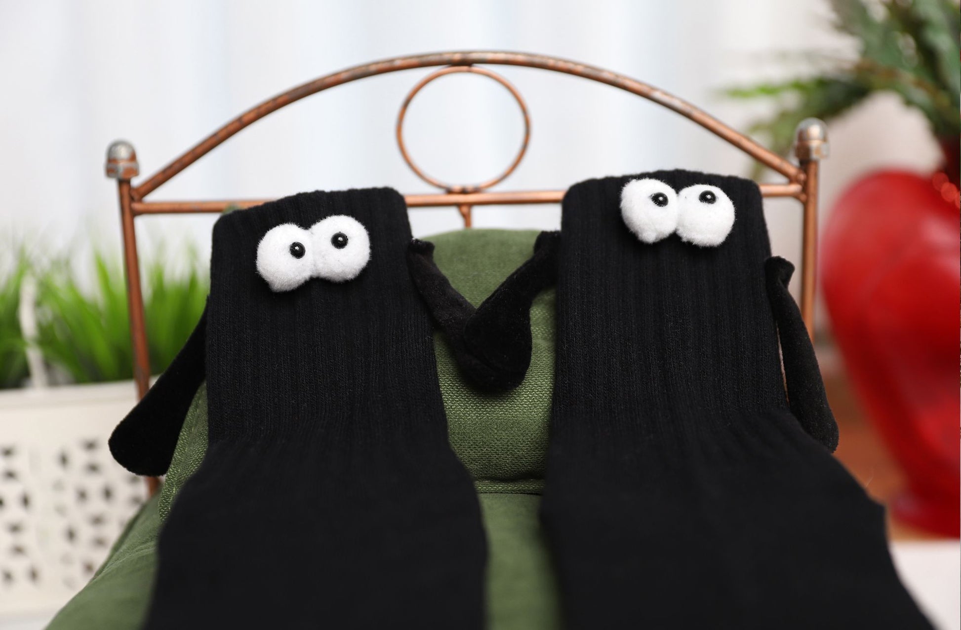 Magnetic Holding Hands Socks with Cartoon Eyes Couples Socks for Valentines Day 1 Pair