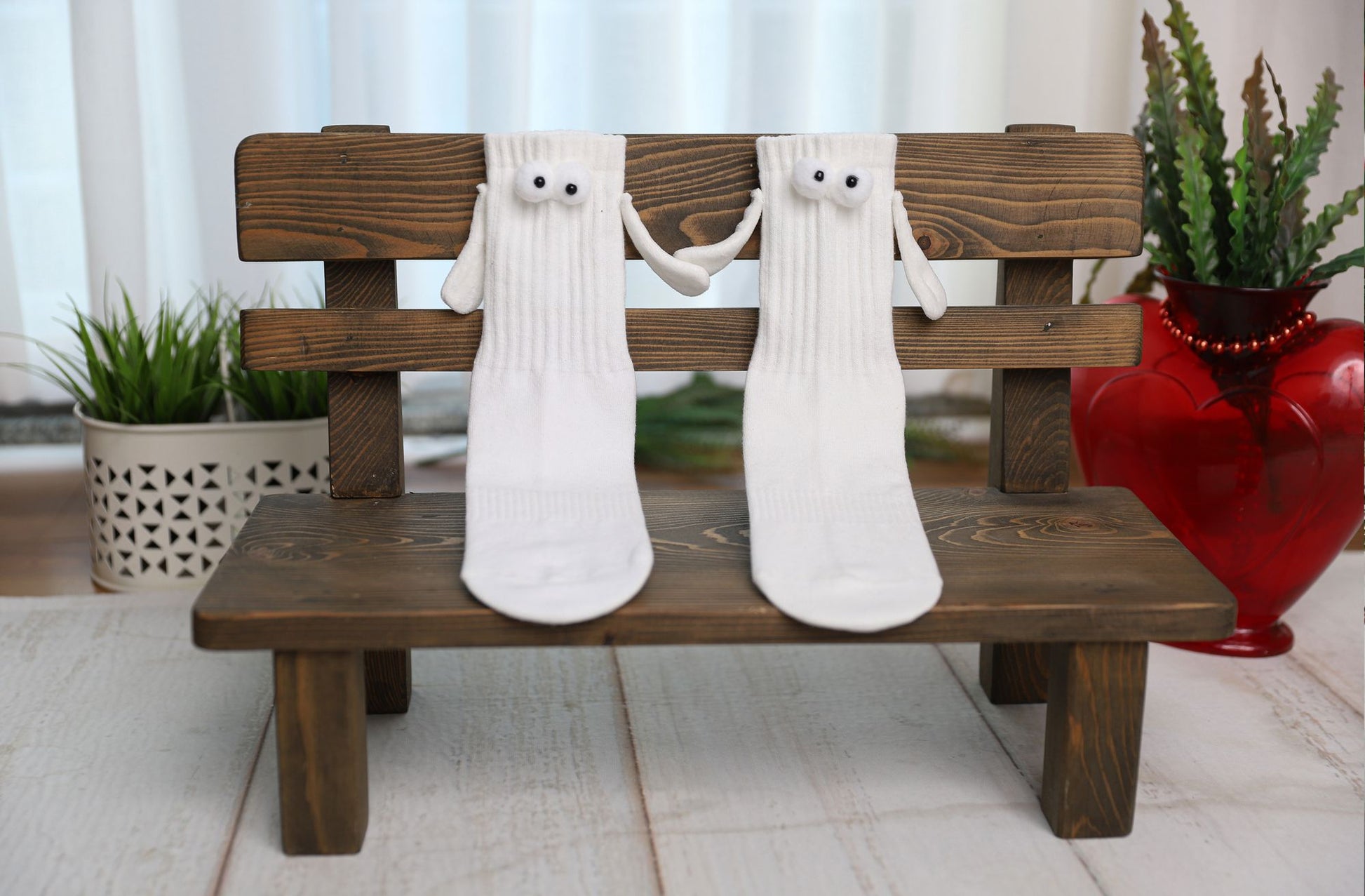 Magnetic Holding Hands Socks with Cartoon Eyes Couples Socks for Valentines Day 1 Pair