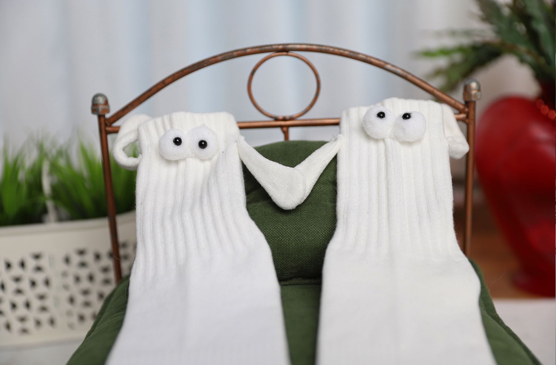 Magnetic Holding Hands Socks with Cartoon Eyes Couples Socks for Valentines Day 1 Pair