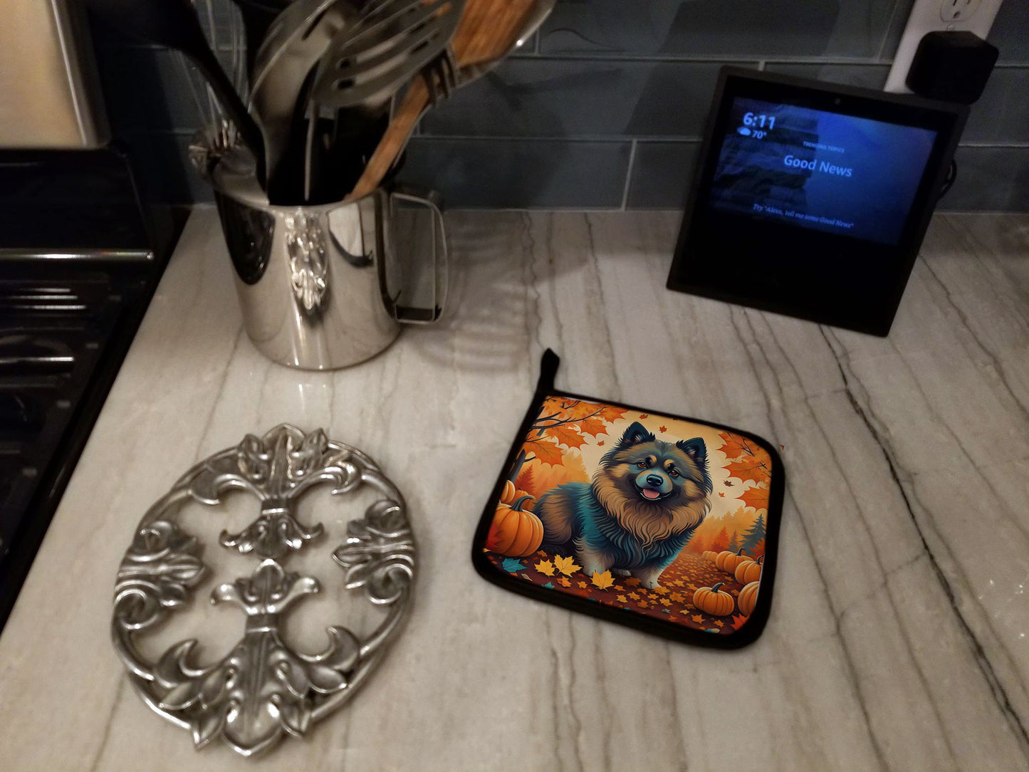 Keeshond Fall Pair of Pot Holders Kitchen Heat Resistant Pot Holders Sets Oven Hot Pads for Cooking Baking BBQ, 7 1/2 x 7 1/2